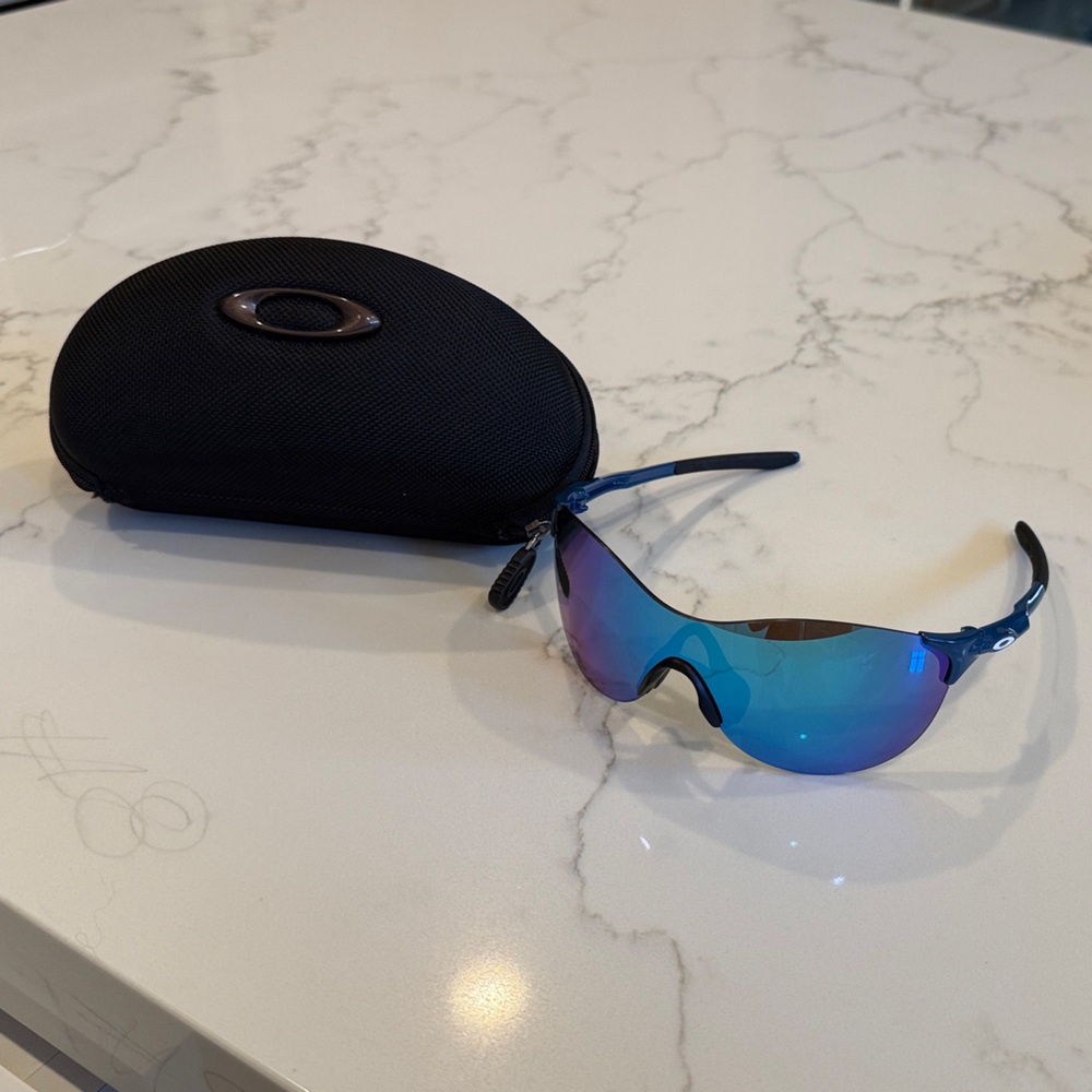Oakley women’s sunglasses with Case